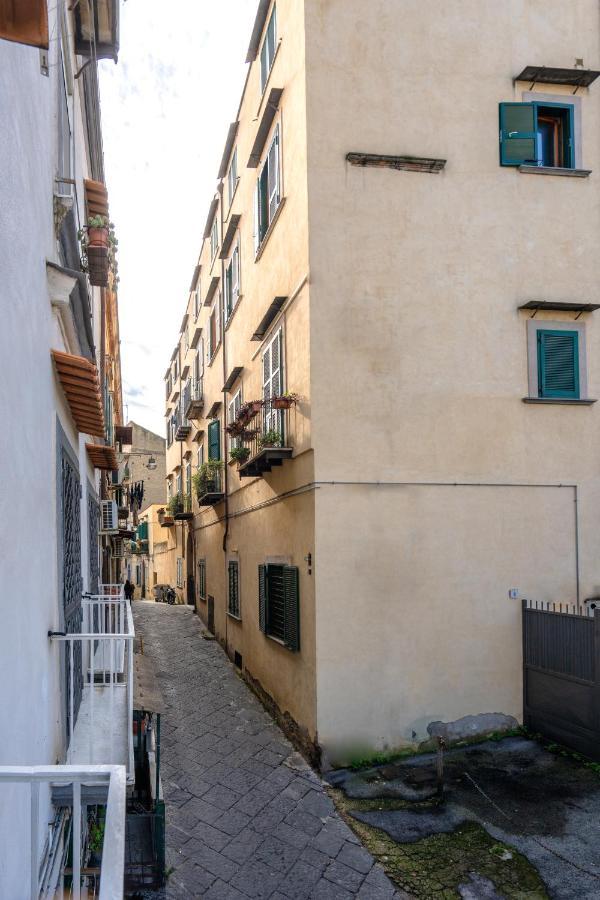 Into Vico Nápoles